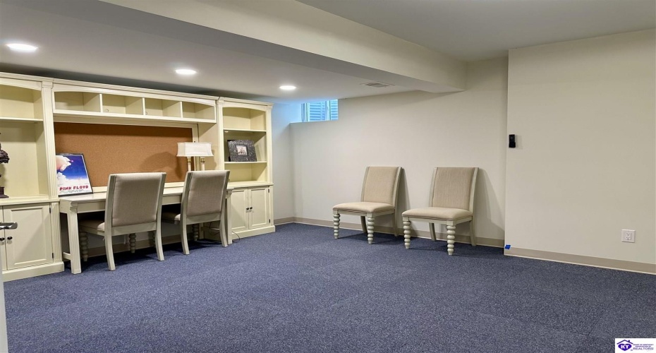 Lakeside Drive, Elizabethtown, Kentucky 42701, ,5 BathroomsBathrooms,For Sale,Lakeside Drive,HK24002470