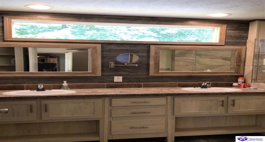 Edgewater Lane, Leitchfield, Kentucky 42714, ,2 BathroomsBathrooms,For Sale,Edgewater Lane,HK24002478