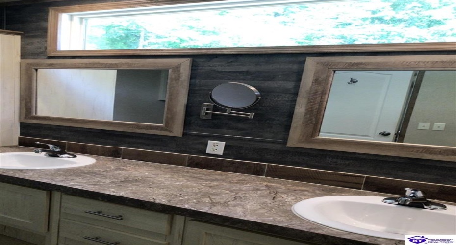 Edgewater Lane, Leitchfield, Kentucky 42714, ,2 BathroomsBathrooms,For Sale,Edgewater Lane,HK24002478