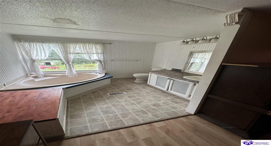 Thornhill Estate Lane, Irvington, Kentucky 40146, ,2 BathroomsBathrooms,For Sale,Thornhill Estate Lane,HK24002613