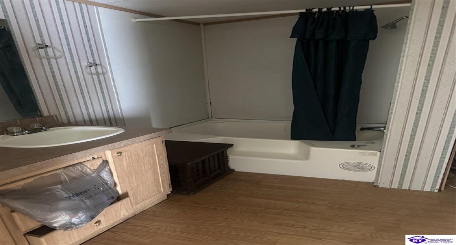 Thornhill Estate Lane, Irvington, Kentucky 40146, ,2 BathroomsBathrooms,For Sale,Thornhill Estate Lane,HK24002613