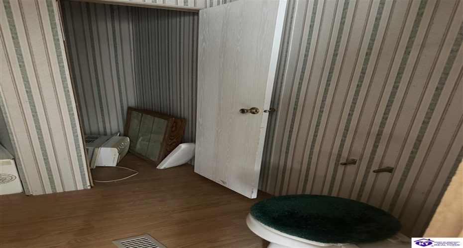 Thornhill Estate Lane, Irvington, Kentucky 40146, ,2 BathroomsBathrooms,For Sale,Thornhill Estate Lane,HK24002613