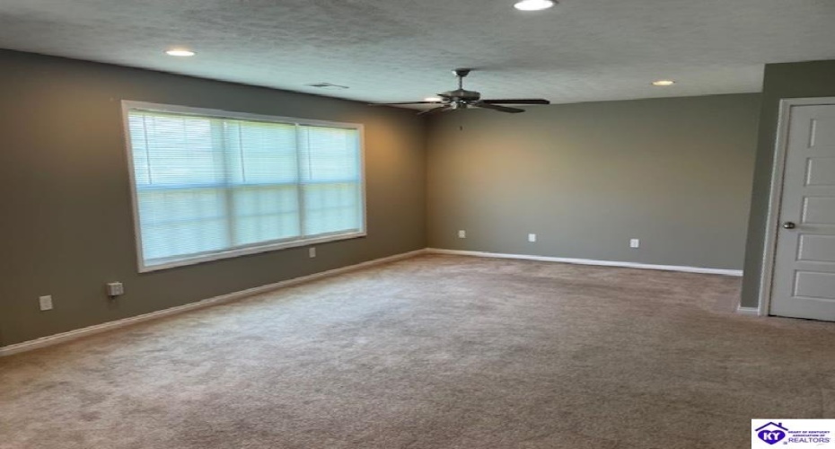 Blue Stream Court, Louisville, Kentucky 40258, ,3 BathroomsBathrooms,For Sale,Blue Stream Court,HK24002639