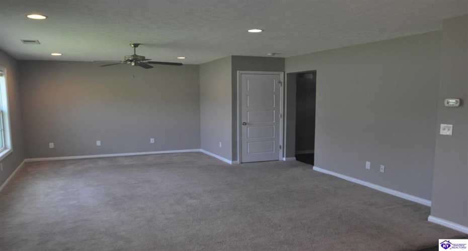 Blue Stream Court, Louisville, Kentucky 40258, ,3 BathroomsBathrooms,For Sale,Blue Stream Court,HK24002639