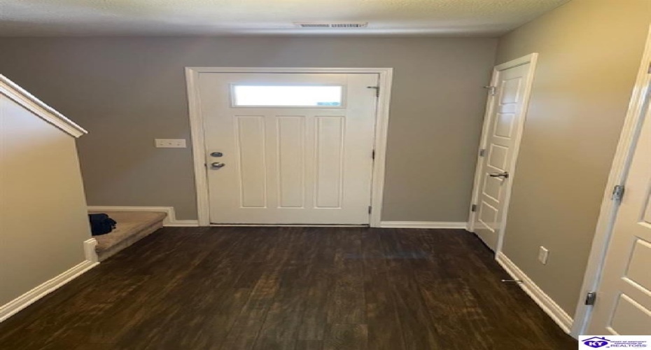 Blue Stream Court, Louisville, Kentucky 40258, ,3 BathroomsBathrooms,For Sale,Blue Stream Court,HK24002639