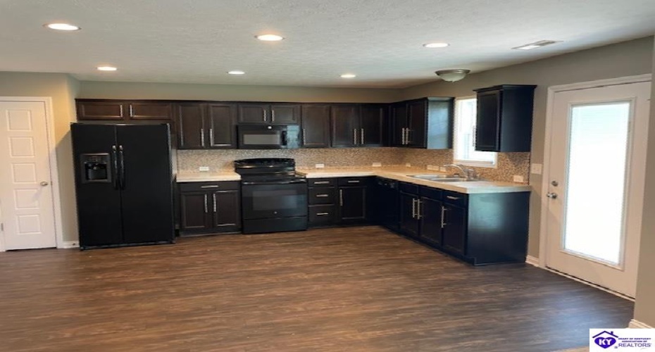 Blue Stream Court, Louisville, Kentucky 40258, ,3 BathroomsBathrooms,For Sale,Blue Stream Court,HK24002639