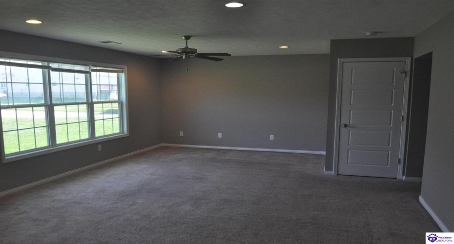 Blue Stream Court, Louisville, Kentucky 40258, ,3 BathroomsBathrooms,For Sale,Blue Stream Court,HK24002639