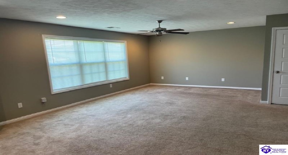 Blue Stream Court, Louisville, Kentucky 40258, ,3 BathroomsBathrooms,For Sale,Blue Stream Court,HK24002639