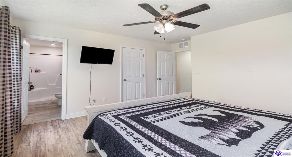 St John Road, Rineyville, Kentucky 40162, ,2 BathroomsBathrooms,For Sale,St John Road,HK24002744 St John Road, Rineyville, Kentucky 40162, ,2 BathroomsBathrooms,For Sale,St John Road,HK24002744