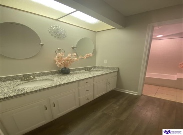 Woods Court, Elizabethtown, Kentucky 42701, ,3 BathroomsBathrooms,For Sale,Woods Court,HK24002747