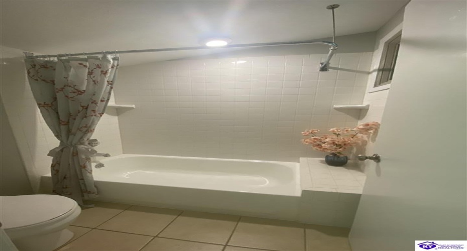 Woods Court, Elizabethtown, Kentucky 42701, ,3 BathroomsBathrooms,For Sale,Woods Court,HK24002747