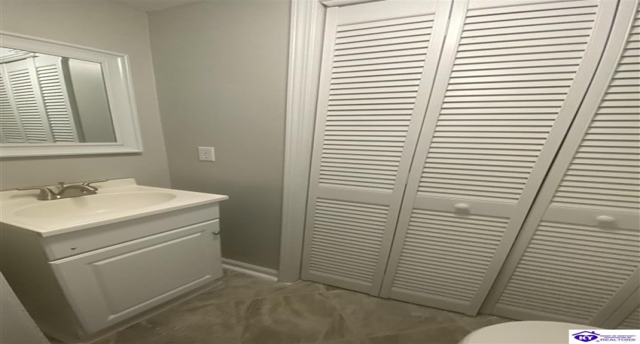 Woods Court, Elizabethtown, Kentucky 42701, ,3 BathroomsBathrooms,For Sale,Woods Court,HK24002747