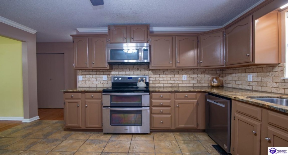 Greenview Circle, Elizabethtown, Kentucky 42701, ,3 BathroomsBathrooms,For Sale,Greenview Circle,HK24002763