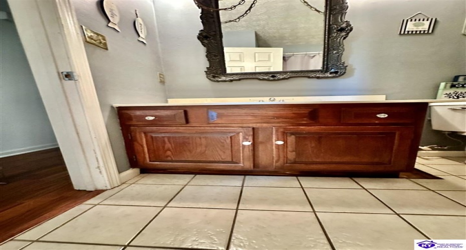 Greenbriar Court, Campbellsville, Kentucky 42718, ,1 BathroomBathrooms,For Sale,Greenbriar Court,HK24002625