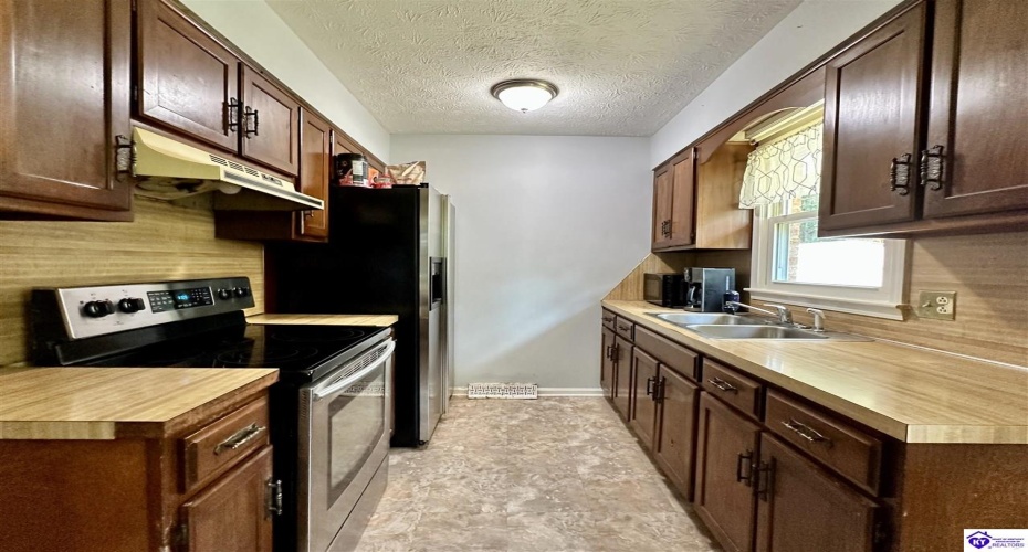 Greenbriar Court, Campbellsville, Kentucky 42718, ,1 BathroomBathrooms,For Sale,Greenbriar Court,HK24002625