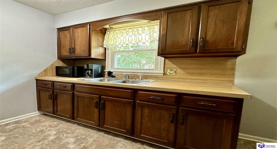 Greenbriar Court, Campbellsville, Kentucky 42718, ,1 BathroomBathrooms,For Sale,Greenbriar Court,HK24002625