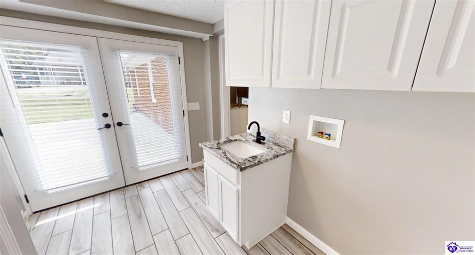 Indian Hills Drive, Elizabethtown, Kentucky 42701, ,2 BathroomsBathrooms,For Sale,Indian Hills Drive,HK24002801