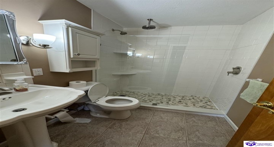 Highland Drive, Radcliff, Kentucky 40159, ,2 BathroomsBathrooms,For Sale,Highland Drive,HK24002903