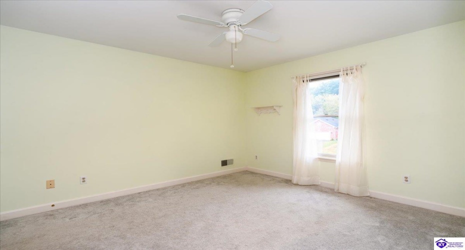 Allanwood Road, Louisville, Kentucky 40214, ,4 BathroomsBathrooms,For Sale,Allanwood Road,HK24002964