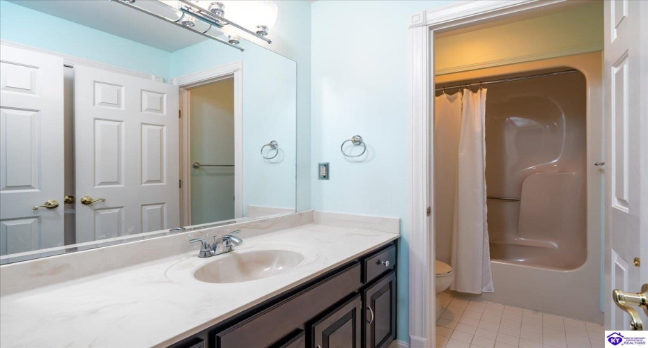 Allanwood Road, Louisville, Kentucky 40214, ,4 BathroomsBathrooms,For Sale,Allanwood Road,HK24002964