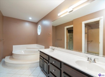 Allanwood Road, Louisville, Kentucky 40214, ,4 BathroomsBathrooms,For Sale,Allanwood Road,HK24002964