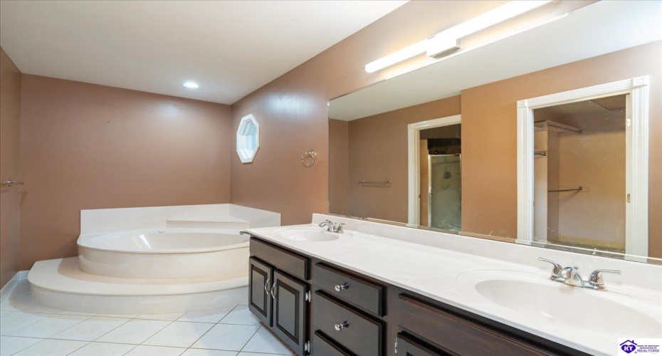 Allanwood Road, Louisville, Kentucky 40214, ,4 BathroomsBathrooms,For Sale,Allanwood Road,HK24002964