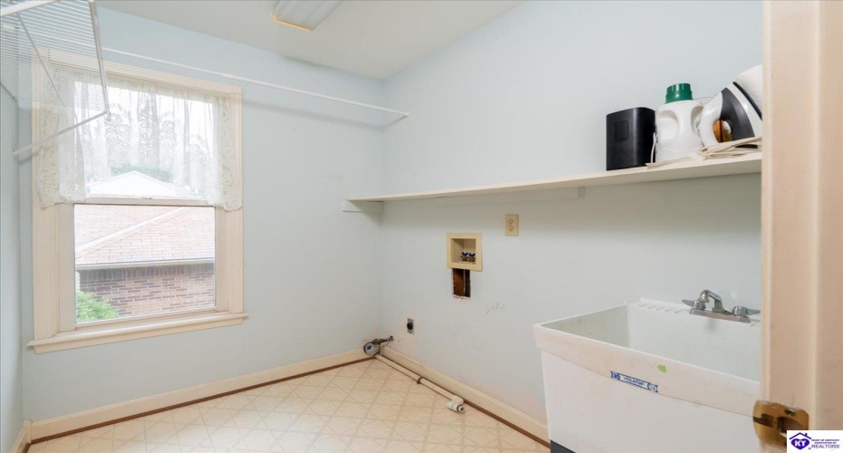 Allanwood Road, Louisville, Kentucky 40214, ,4 BathroomsBathrooms,For Sale,Allanwood Road,HK24002964