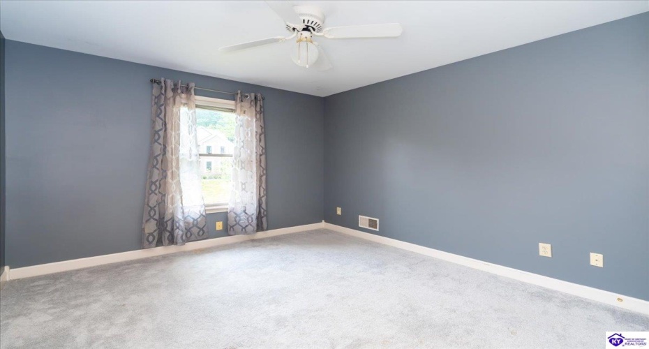 Allanwood Road, Louisville, Kentucky 40214, ,4 BathroomsBathrooms,For Sale,Allanwood Road,HK24002964