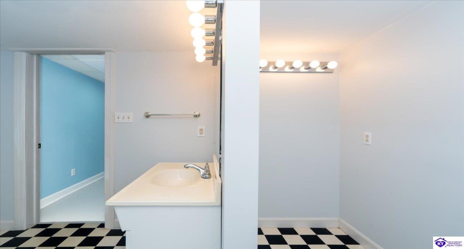 Allanwood Road, Louisville, Kentucky 40214, ,4 BathroomsBathrooms,For Sale,Allanwood Road,HK24002964