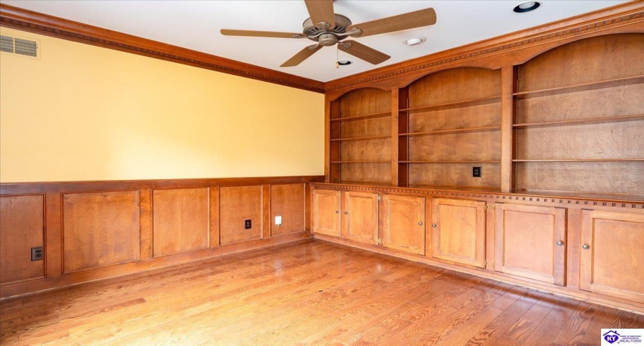 Allanwood Road, Louisville, Kentucky 40214, ,4 BathroomsBathrooms,For Sale,Allanwood Road,HK24002964