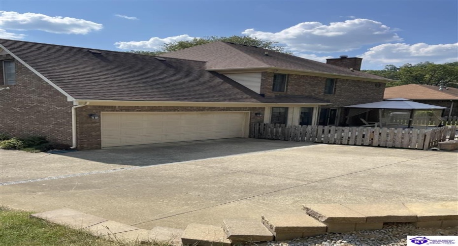 Allanwood Road, Louisville, Kentucky 40214, ,4 BathroomsBathrooms,For Sale,Allanwood Road,HK24002964