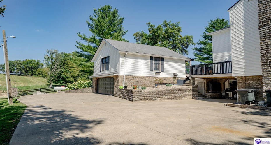 High Grove Road, Bloomfield, Kentucky 40008, ,3 BathroomsBathrooms,For Sale,High Grove Road,HK24003027