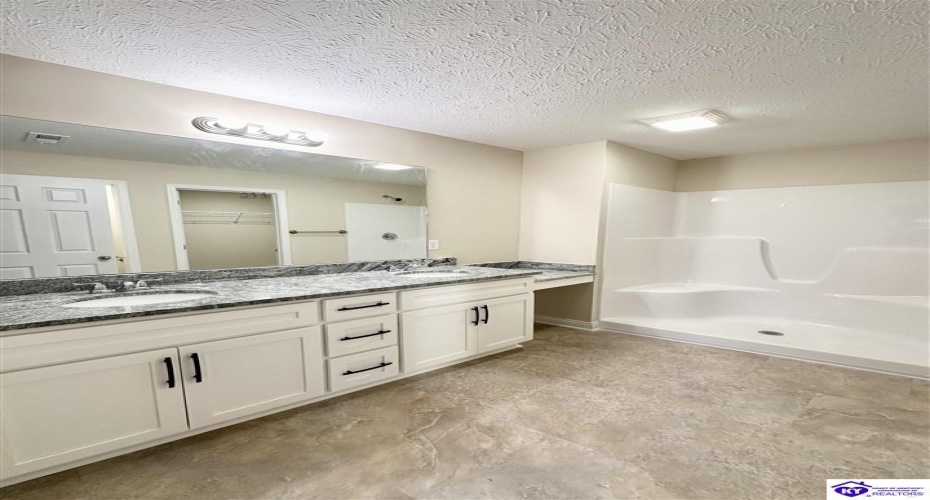 Dixon Circle, Vine Grove, Kentucky 40175, ,3 BathroomsBathrooms,For Sale,Dixon Circle,HK24003071