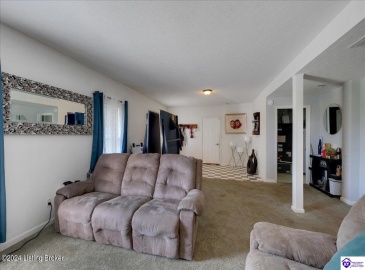 Orphan Lane, Shelbyville, Kentucky 40065, ,3 BathroomsBathrooms,For Sale,Orphan Lane,HK24003127