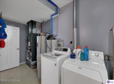 Orphan Lane, Shelbyville, Kentucky 40065, ,3 BathroomsBathrooms,For Sale,Orphan Lane,HK24003127