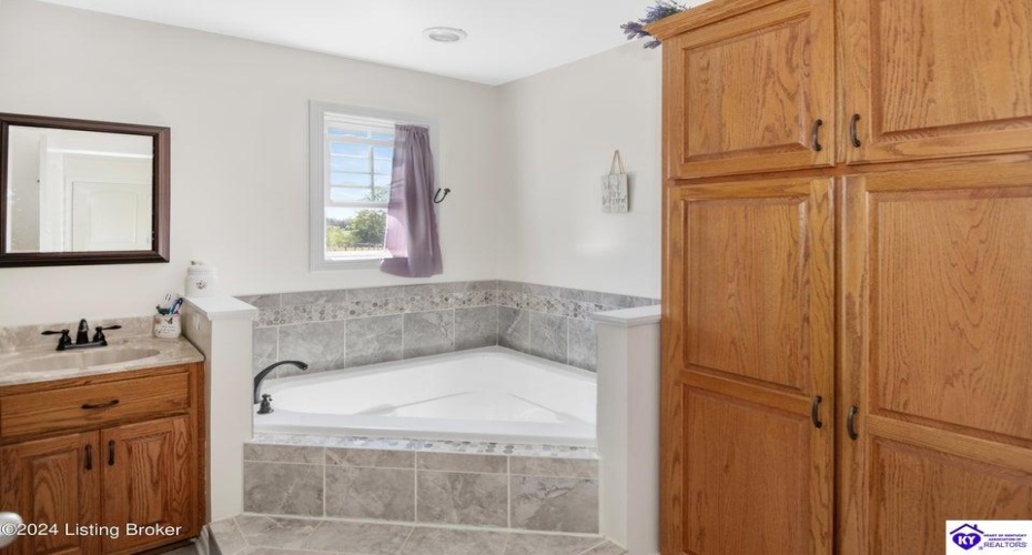 C T Hogan Lane, Hardyville, Kentucky 42746, ,2 BathroomsBathrooms,For Sale,C T Hogan Lane,HK24003139