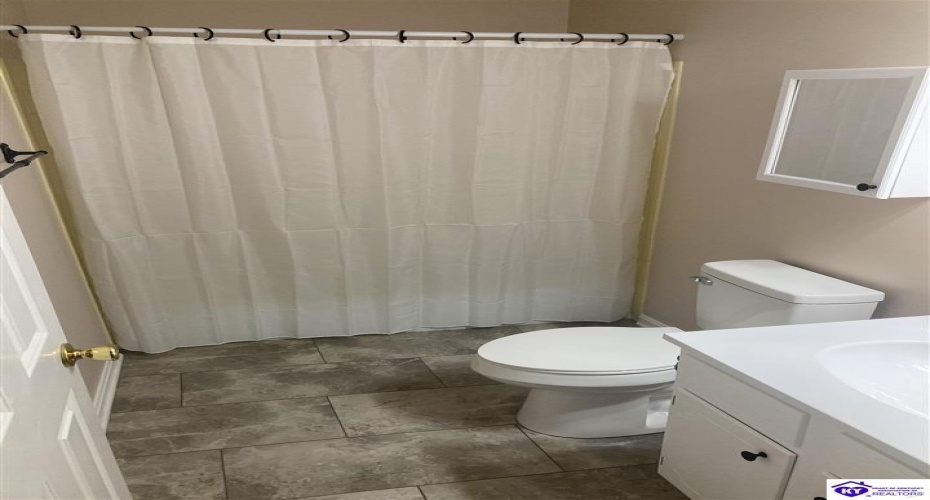 Freeman Green Drive, Elizabethtown, Kentucky 42701, ,2 BathroomsBathrooms,For Sale,Freeman Green Drive,HK24003177