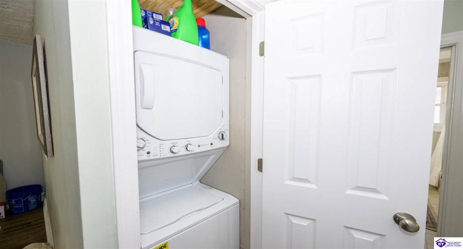 Churchill Court, Elizabethtown, Kentucky 42701, ,2 BathroomsBathrooms,For Sale,Churchill Court,HK24003226