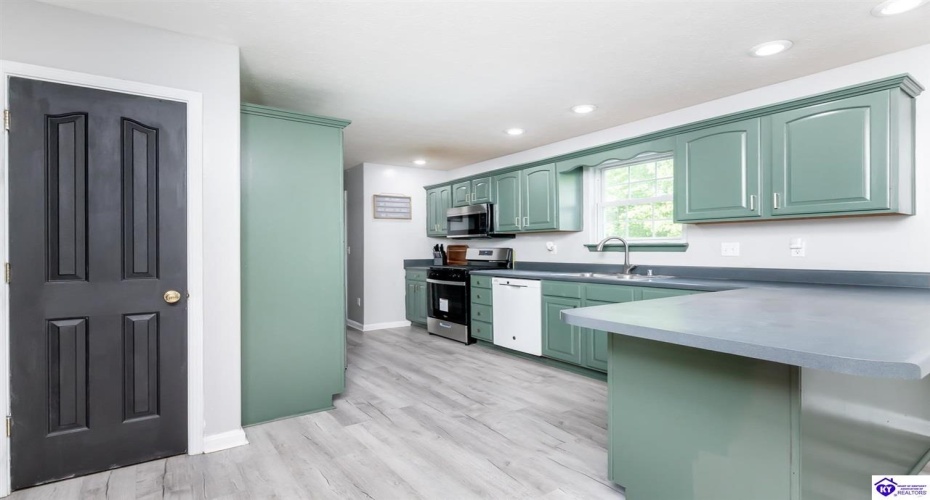 Emmaus Circle, Elizabethtown, Kentucky 42701, ,4 BathroomsBathrooms,For Sale,Emmaus Circle,HK24003301