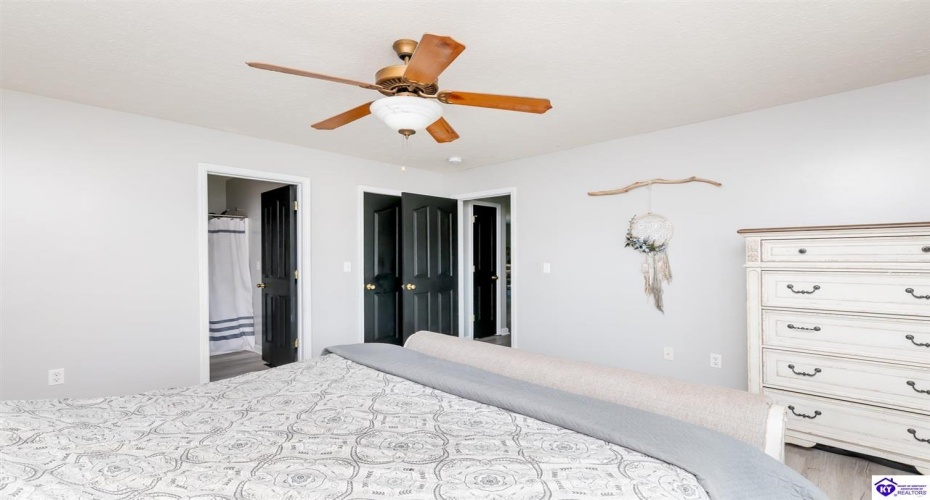 Emmaus Circle, Elizabethtown, Kentucky 42701, ,4 BathroomsBathrooms,For Sale,Emmaus Circle,HK24003301