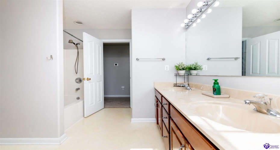 Emmaus Circle, Elizabethtown, Kentucky 42701, ,4 BathroomsBathrooms,For Sale,Emmaus Circle,HK24003301