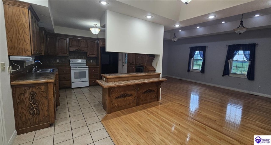 Summersville Road, Greensburg, Kentucky 42743, ,3 BathroomsBathrooms,For Sale,Summersville Road,HK24003356