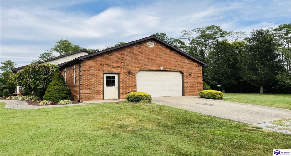 Summersville Road, Greensburg, Kentucky 42743, ,3 BathroomsBathrooms,For Sale,Summersville Road,HK24003356