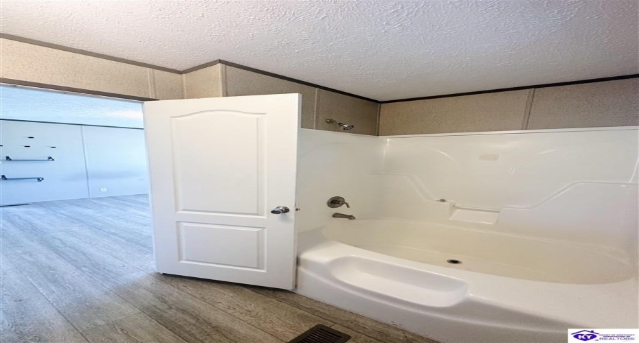 Highway 401, Garfield, Kentucky 40140, ,2 BathroomsBathrooms,For Sale,Highway 401,HK24002194