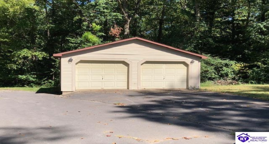 Beechwood Drive, Campbellsville, Kentucky 42718, ,2 BathroomsBathrooms,For Sale,Beechwood Drive,HK24003408