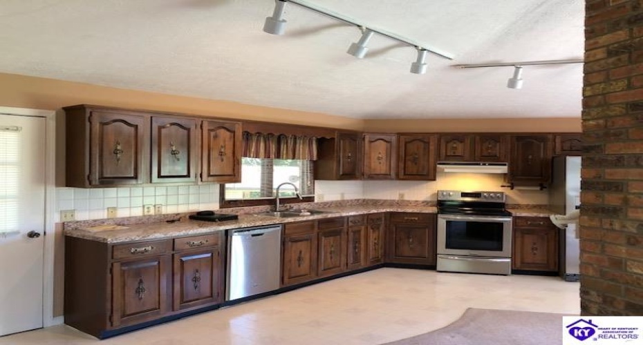 Beechwood Drive, Campbellsville, Kentucky 42718, ,2 BathroomsBathrooms,For Sale,Beechwood Drive,HK24003408