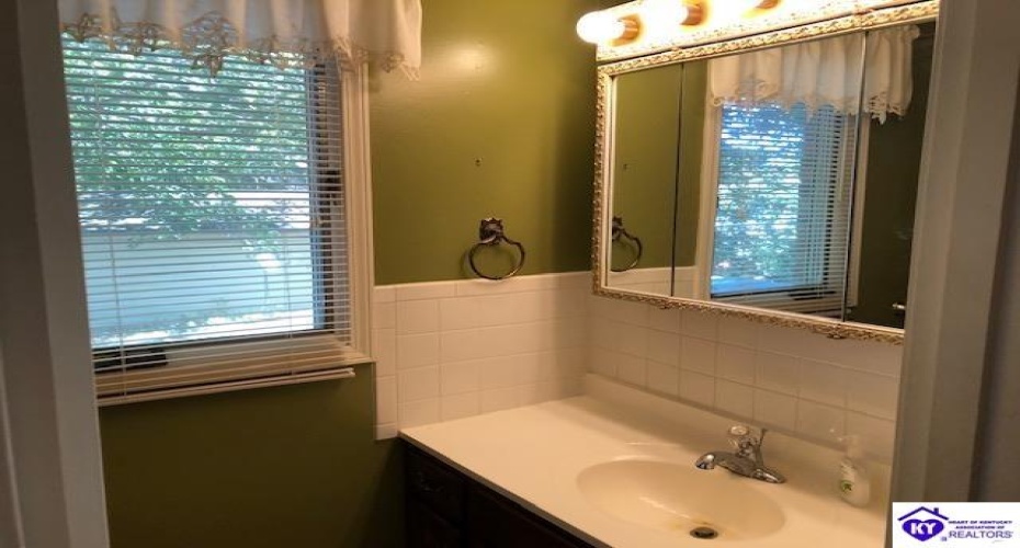 Beechwood Drive, Campbellsville, Kentucky 42718, ,2 BathroomsBathrooms,For Sale,Beechwood Drive,HK24003408