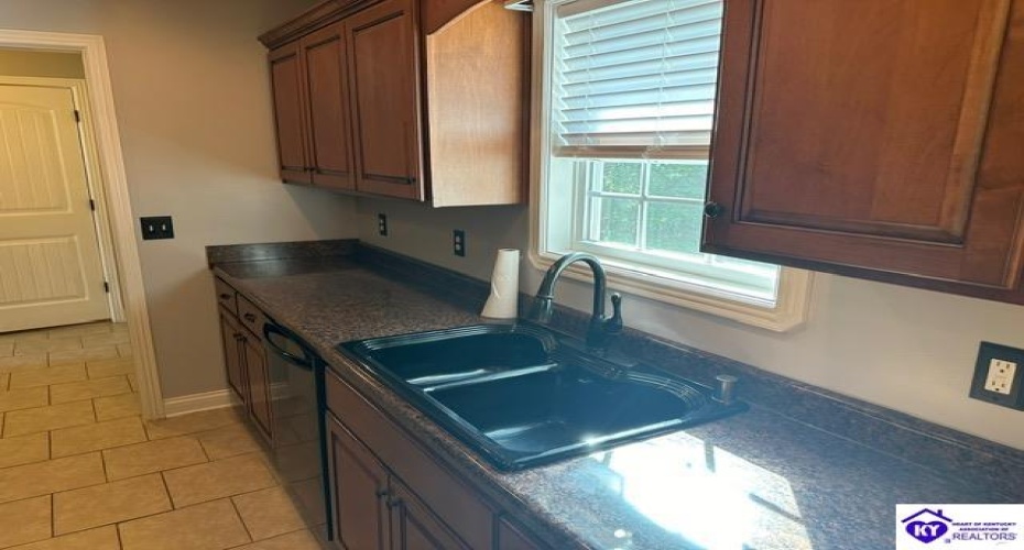 Tumbleweed Court, Elizabethtown, Kentucky 42701, ,2 BathroomsBathrooms,For Sale,Tumbleweed Court,HK24001695