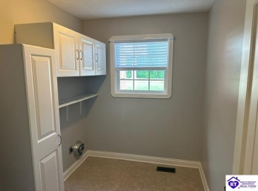 Tumbleweed Court, Elizabethtown, Kentucky 42701, ,2 BathroomsBathrooms,For Sale,Tumbleweed Court,HK24001695