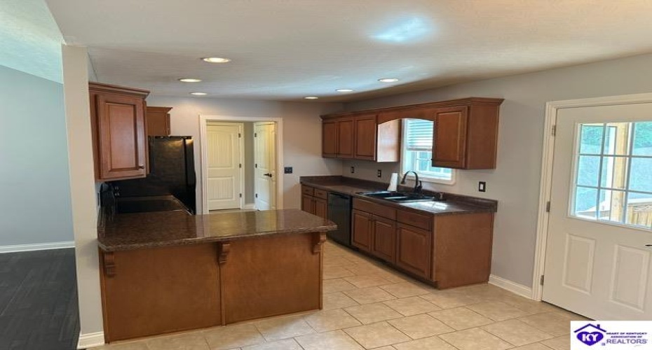 Tumbleweed Court, Elizabethtown, Kentucky 42701, ,2 BathroomsBathrooms,For Sale,Tumbleweed Court,HK24001695